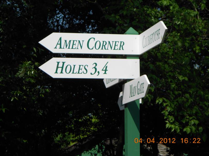 Un cartello che ci indica la strada verso l’Amen Corner: Amen!